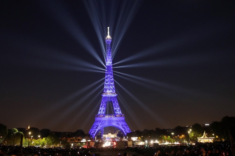 Fényjátékkal ünneplik a párizsi Eiffel-torony átadásának 130. évfordulóját 2019. május 15-én.