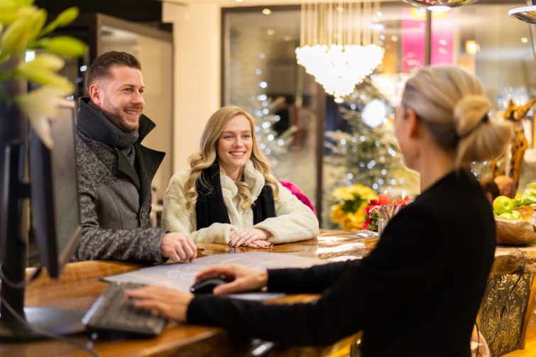 Fiatal pár bejelentkezik egy hotelbe