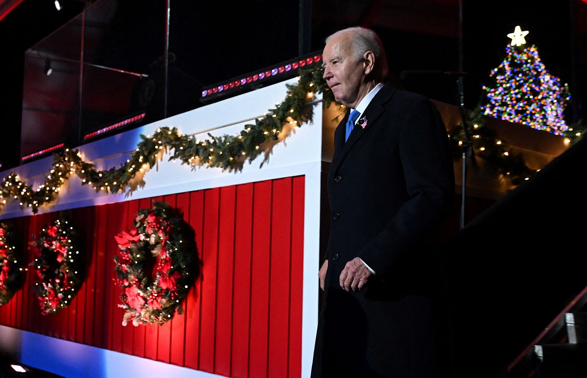 Joe biden a Fehér Ház előtt karácsonyfa fényeinek felgyújtása után.
