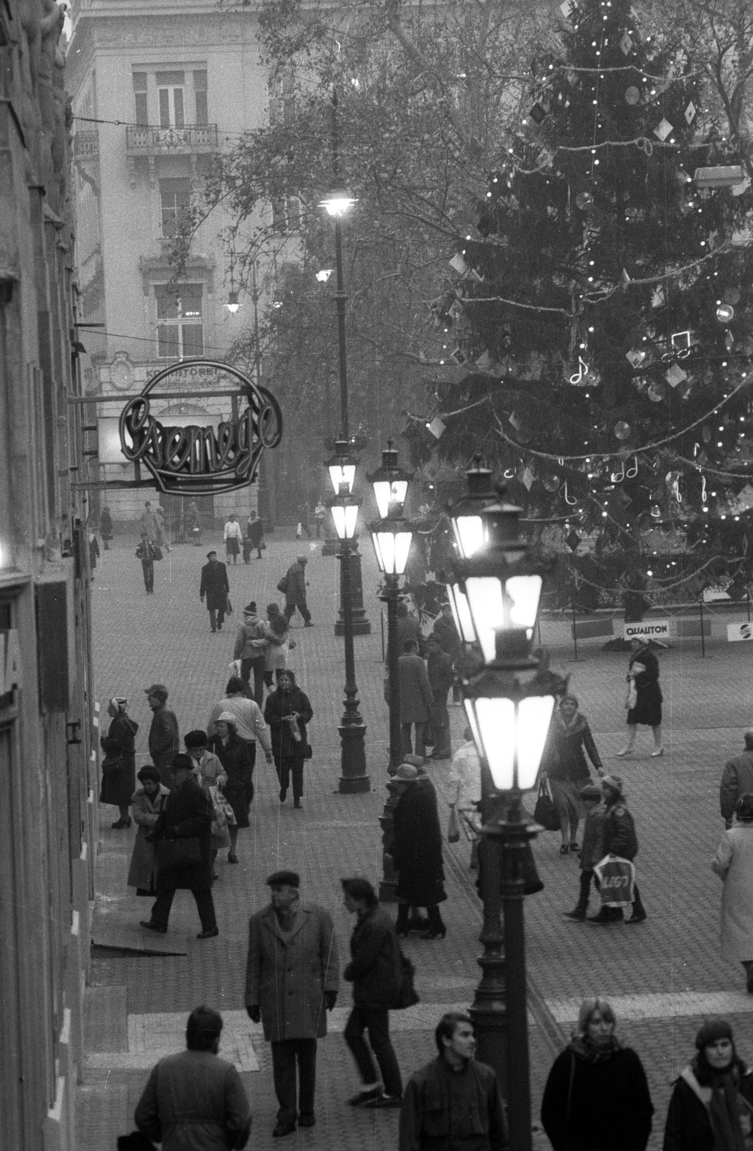 Váci utca, szemben a Vörösmarty tér 1985-ben.