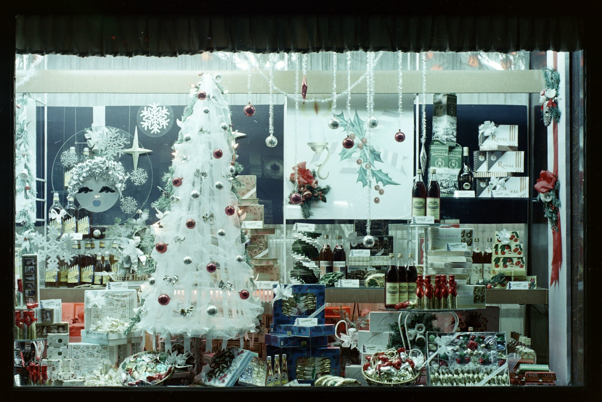1969-ben egy karácsonyi kirakat Budapesten.