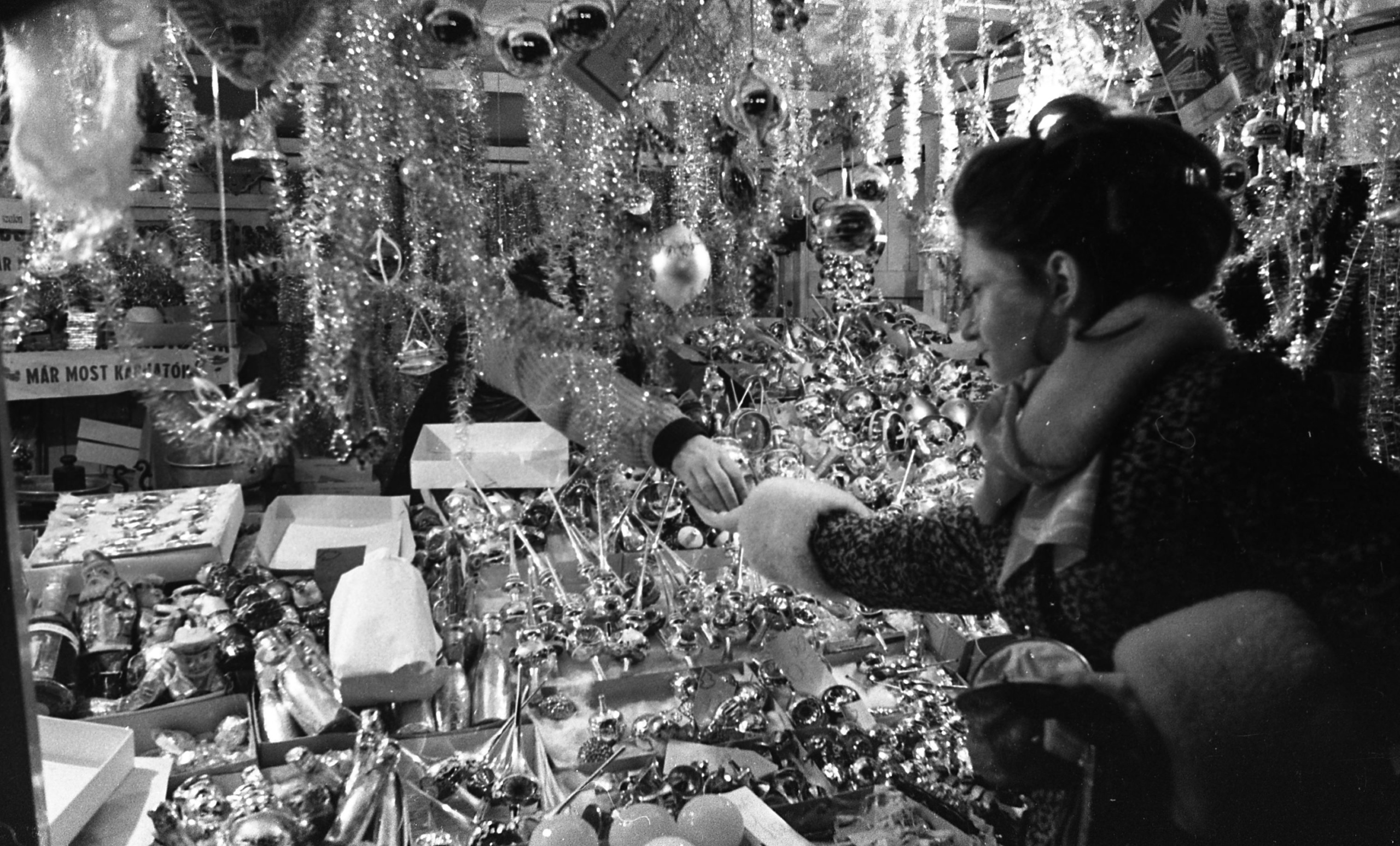 1976-ban ilyen karácsonyi díszeket lehetett beszerezni a budapesti vásárban.