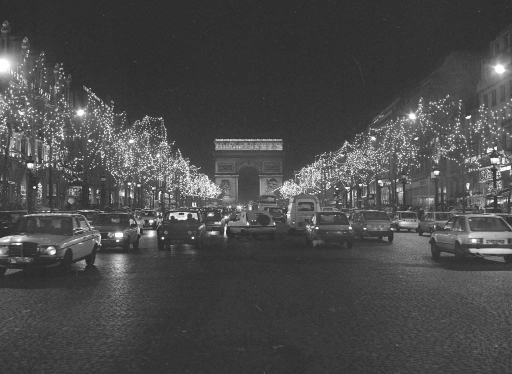 A párizsi Champs-Élysées ünnep fényei 1982-ben.
