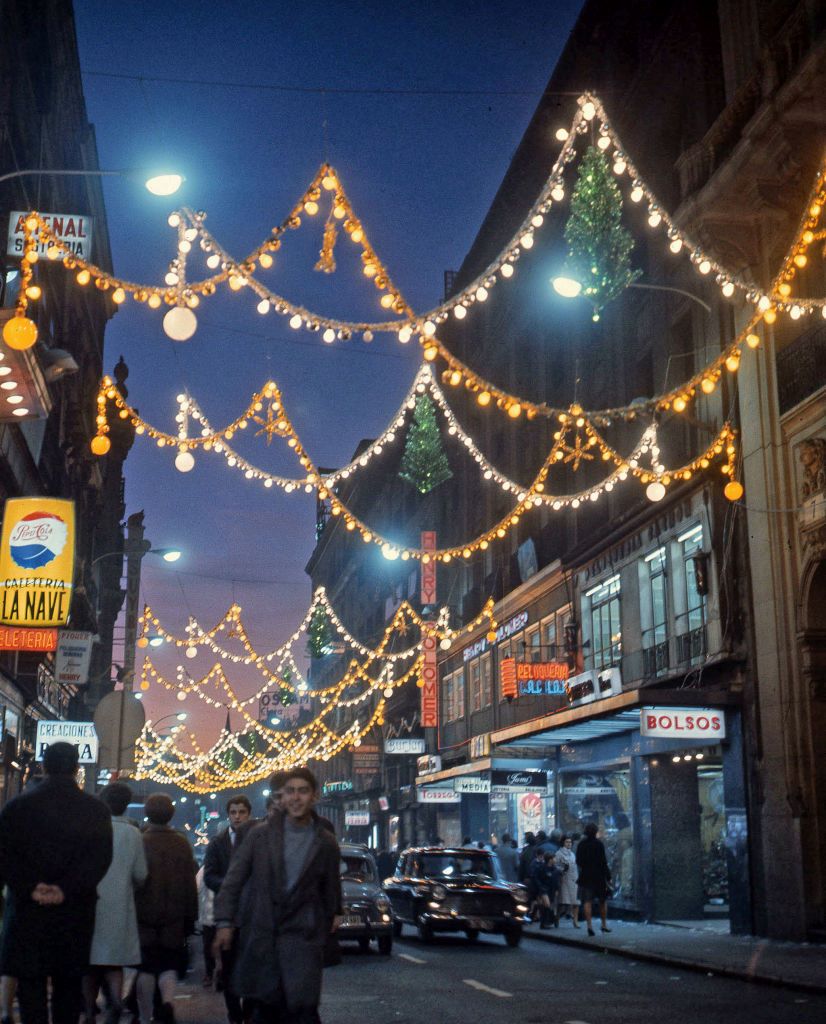 Karácsonyi fényekkel díszített madridi utca Spanyolországban az 1960-as évek végén.