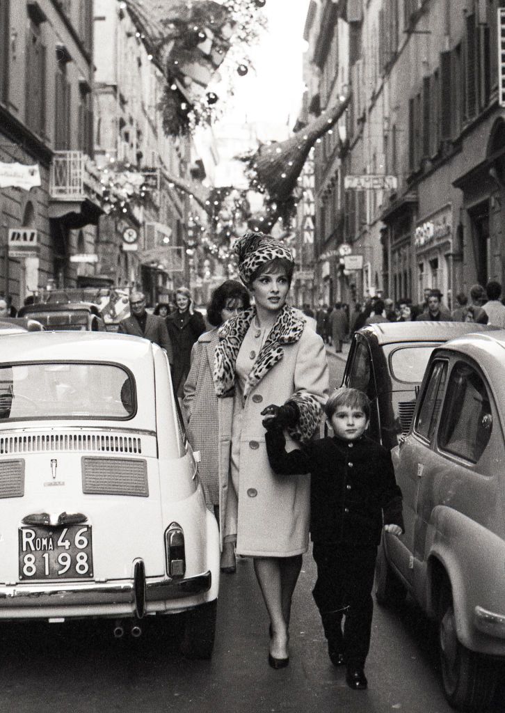 Gina Lollobrigida olasz színésznő fiával, Andreával karácsonyi bevásárlás közben a Via Condottiban, 1961-ben.