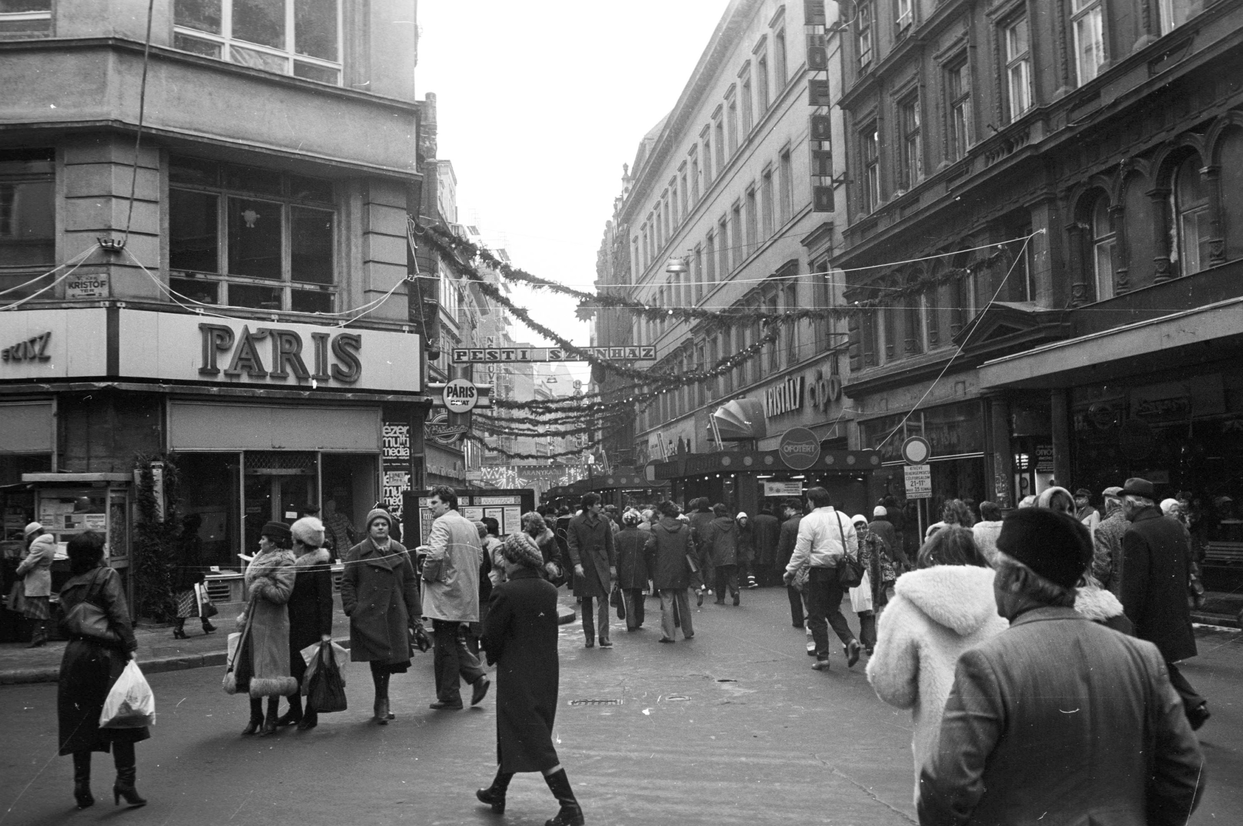 Kristóf tér - Váci utca sarok, szemben az Aranykapu karácsonyi ajándékvásár, 1981-ben.
