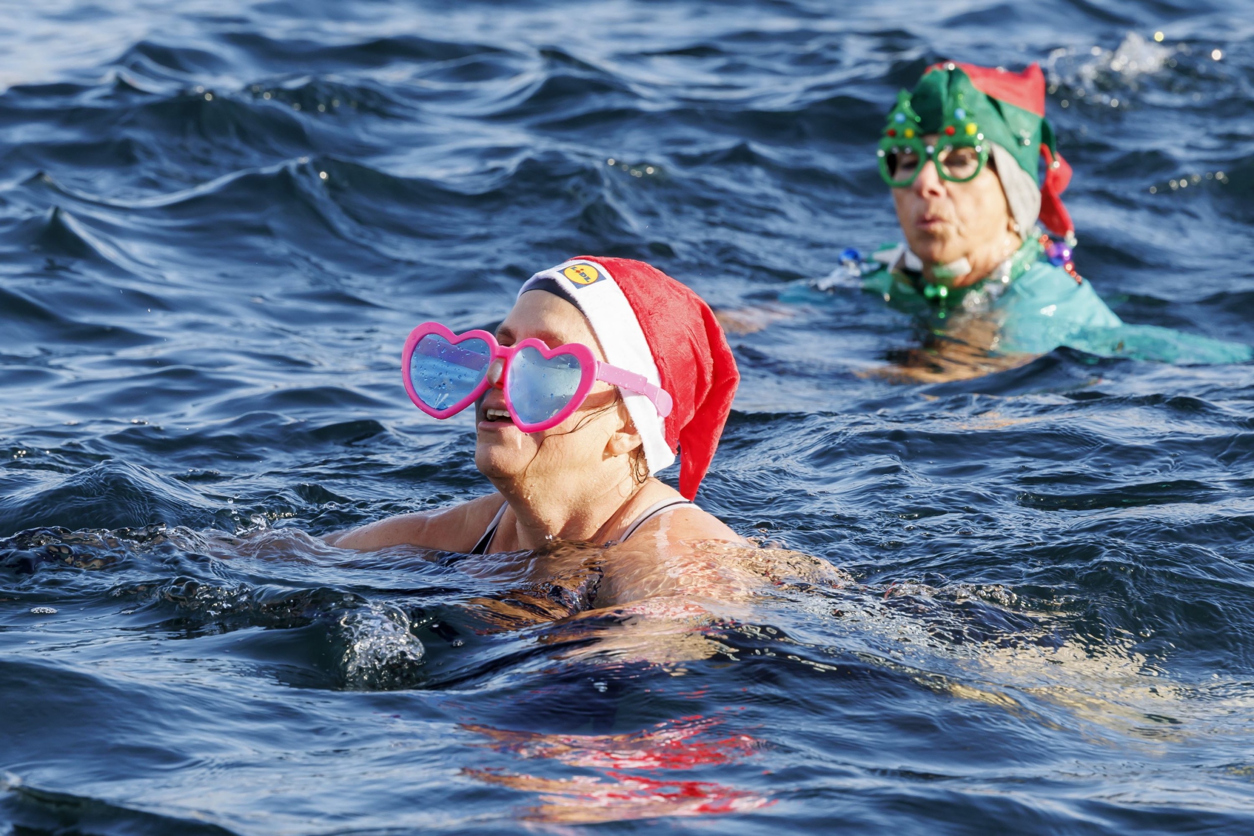 Karácsonyi úszás résztvevői Svájcban