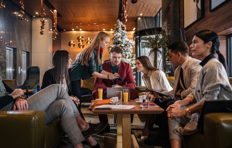 Baráti társaság egy hotelben karácsonykor 
