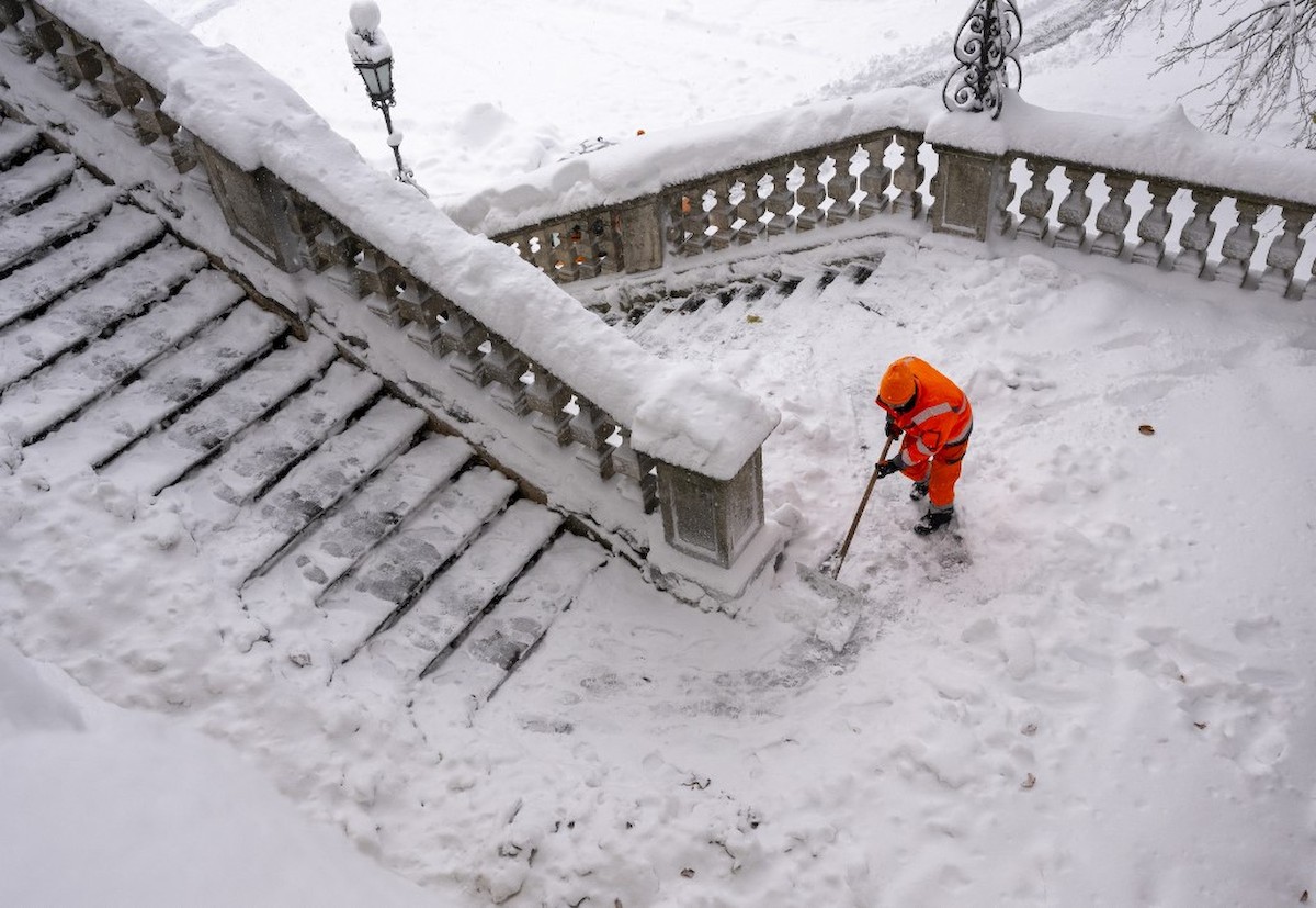 Folyamatosan takarítják a havat Münchenben