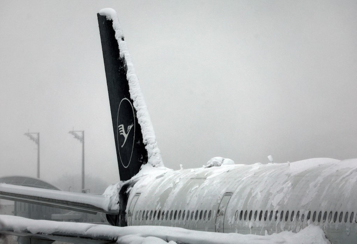 A hó és a jég fogságába esett müncheni reptér