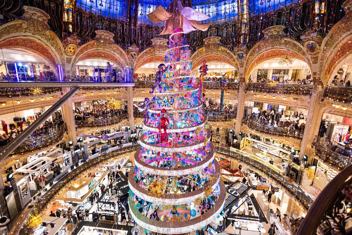 A Galeries Lafayette párizsi luxusáruház hagyományos hatalmas karácsonyfája a nagy kupola alatt 2023. november 15-én.