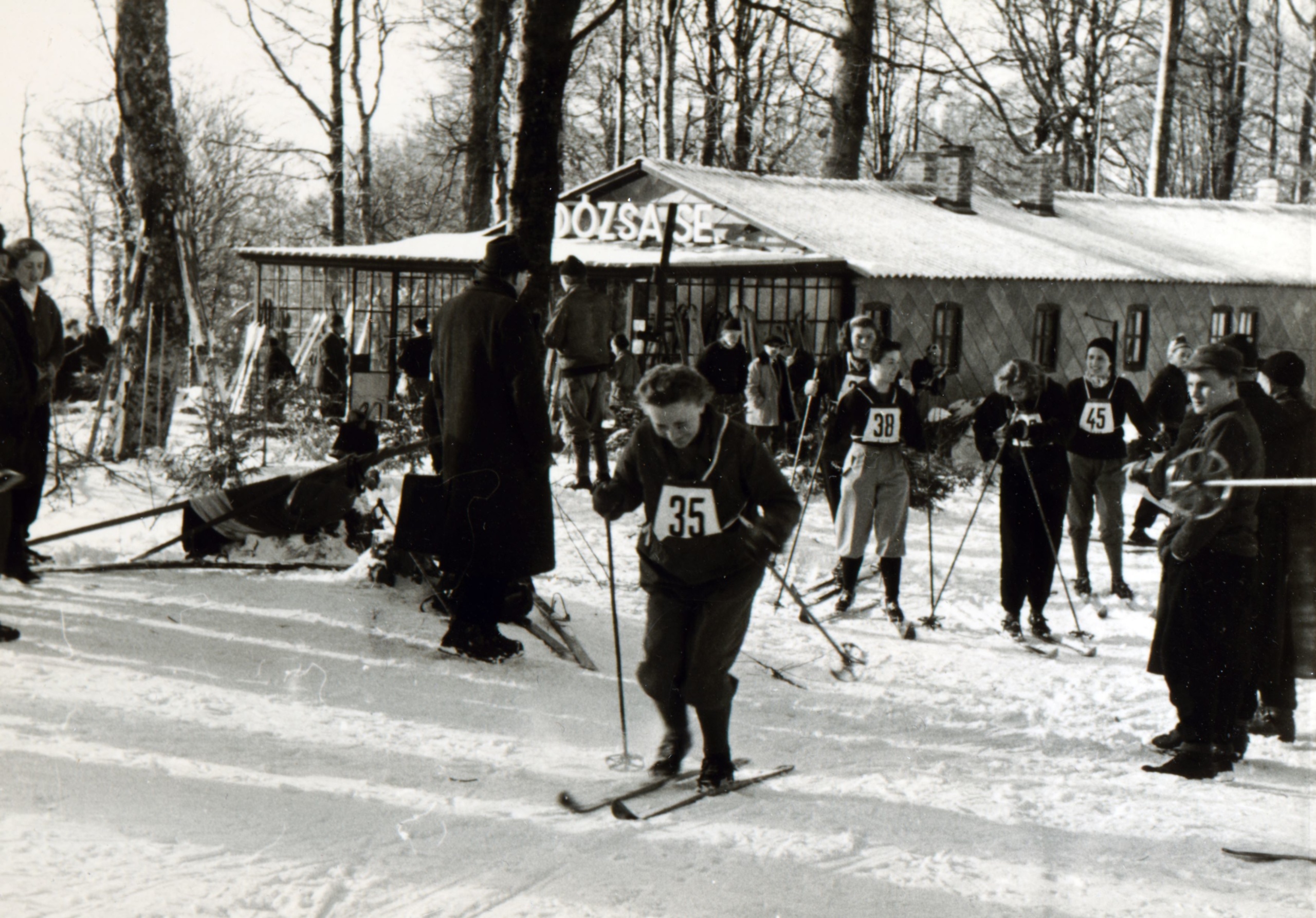 Kékestető, 1956: sífutóverseny, háttérben a Dózsa Síház.