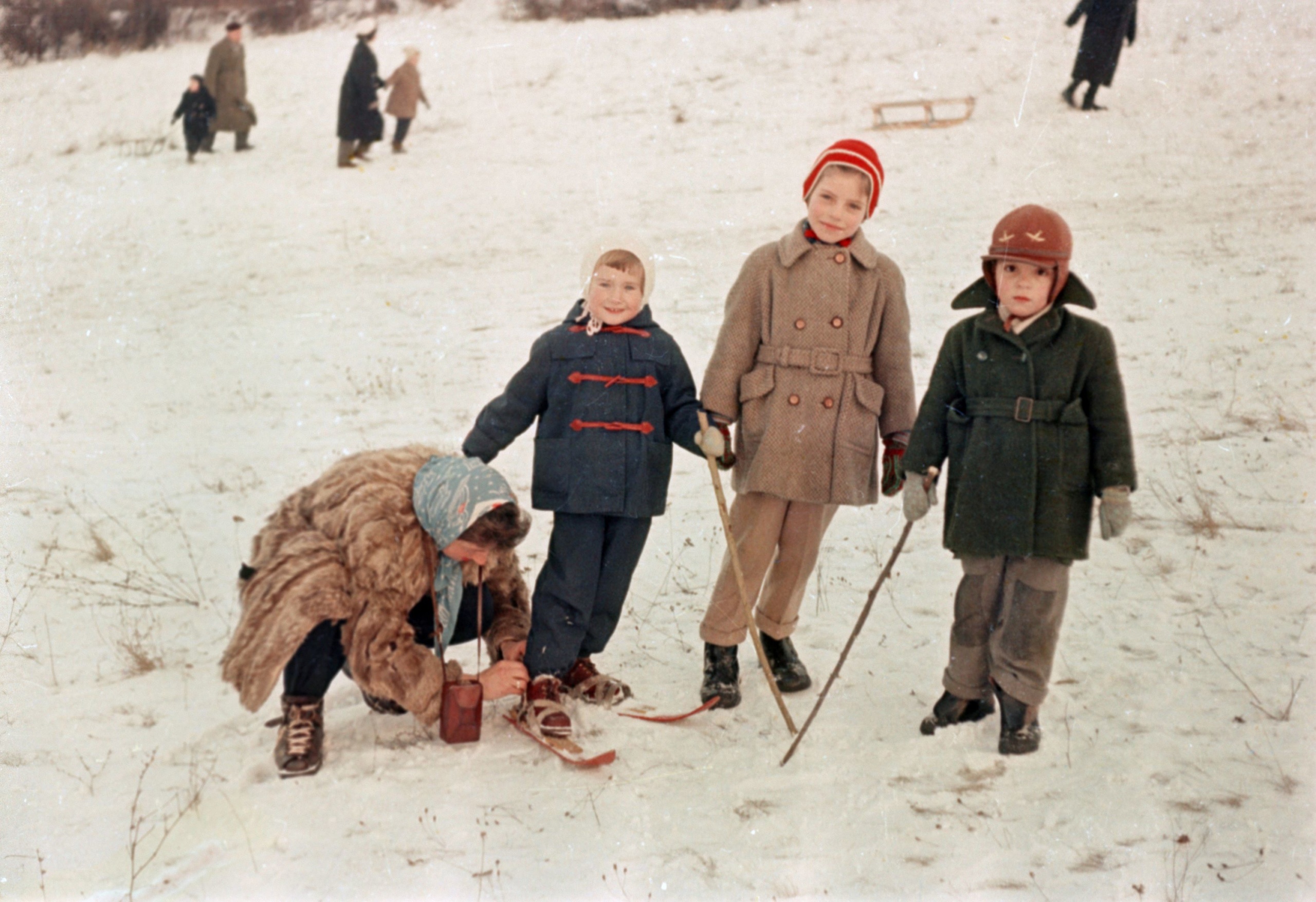 Síelni tanuló gyerekek 1955-ben.
