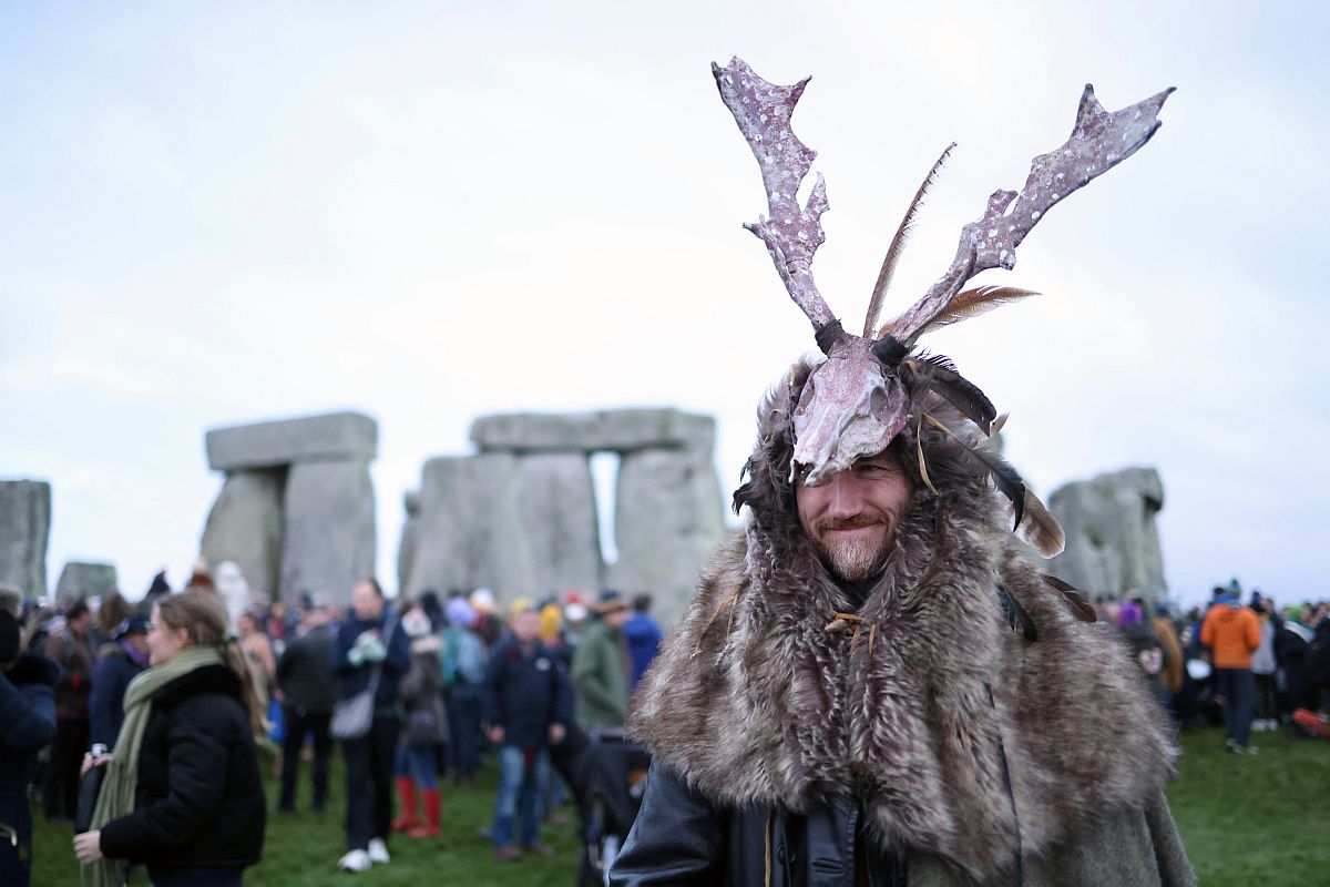 A téli napfordulót ünneplik az angliai Stonehenge-nél, Amesbury közelében 2023. december 22-én.