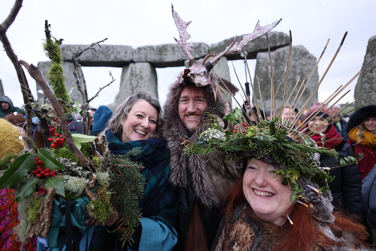 A téli napfordulót ünneplik az angliai Stonehenge-nél, Amesbury közelében 2023. december 22-én.