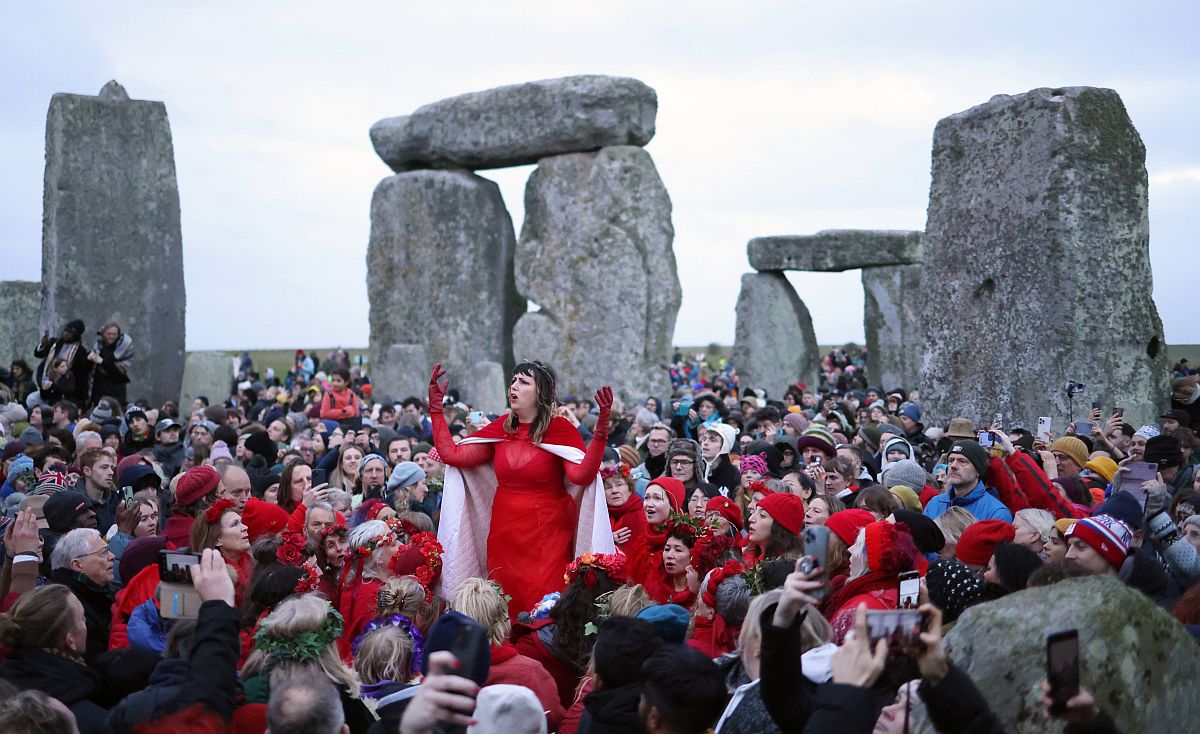 A téli napfordulót ünneplik az angliai Stonehenge-nél, Amesbury közelében 2023. december 22-én.