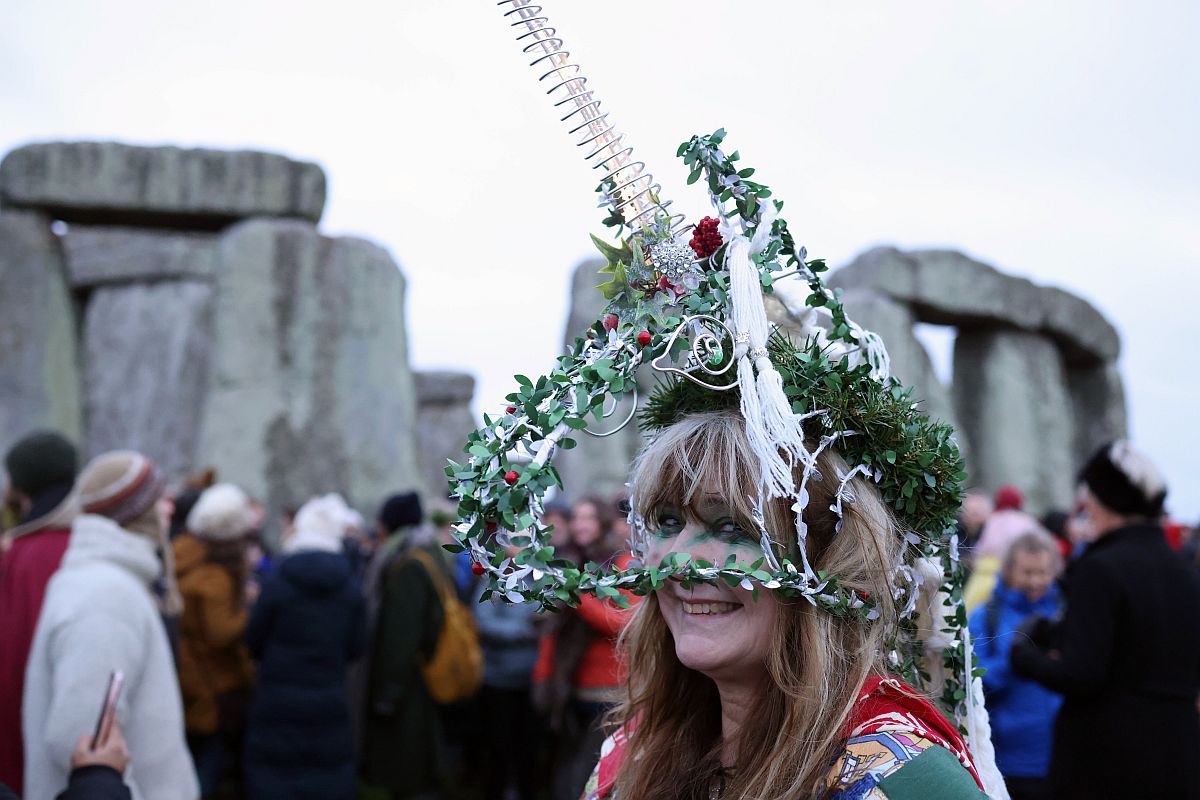 A téli napfordulót ünneplik az angliai Stonehenge-nél, Amesbury közelében 2023. december 22-én.