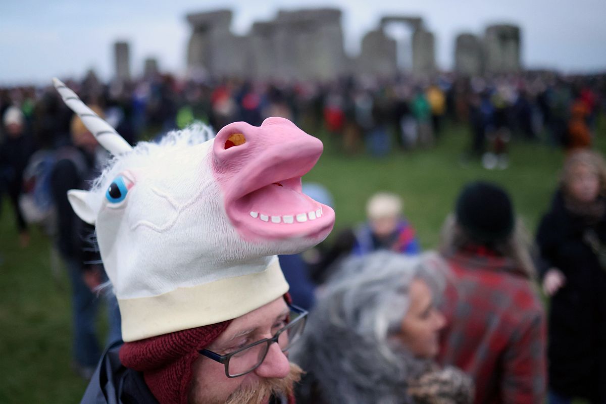 A téli napfordulót ünneplik az angliai Stonehenge-nél, Amesbury közelében 2023. december 22-én.