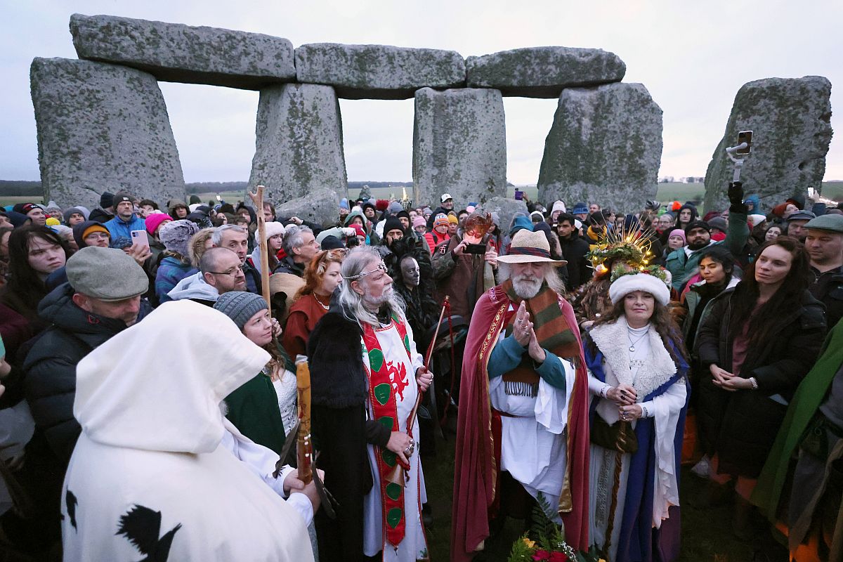 A téli napfordulót ünneplik az angliai Stonehenge-nél, Amesbury közelében 2023. december 22-én.