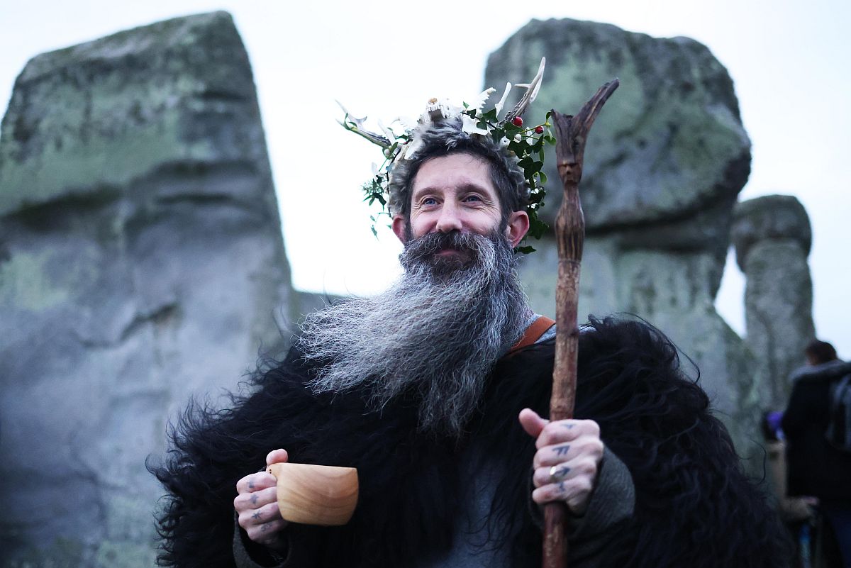A téli napfordulót ünneplik az angliai Stonehenge-nél, Amesbury közelében 2023. december 22-én.