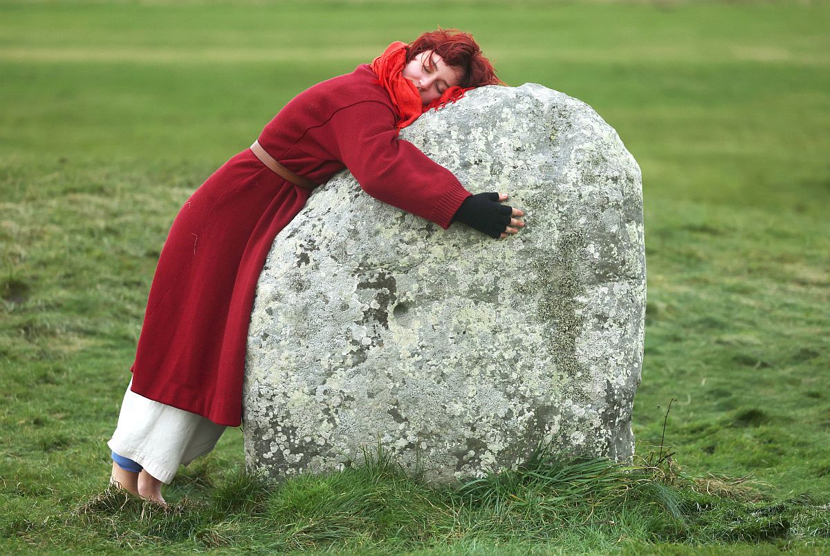 A téli napfordulót ünneplik az angliai Stonehenge-nél, Amesbury közelében 2023. december 22-én.