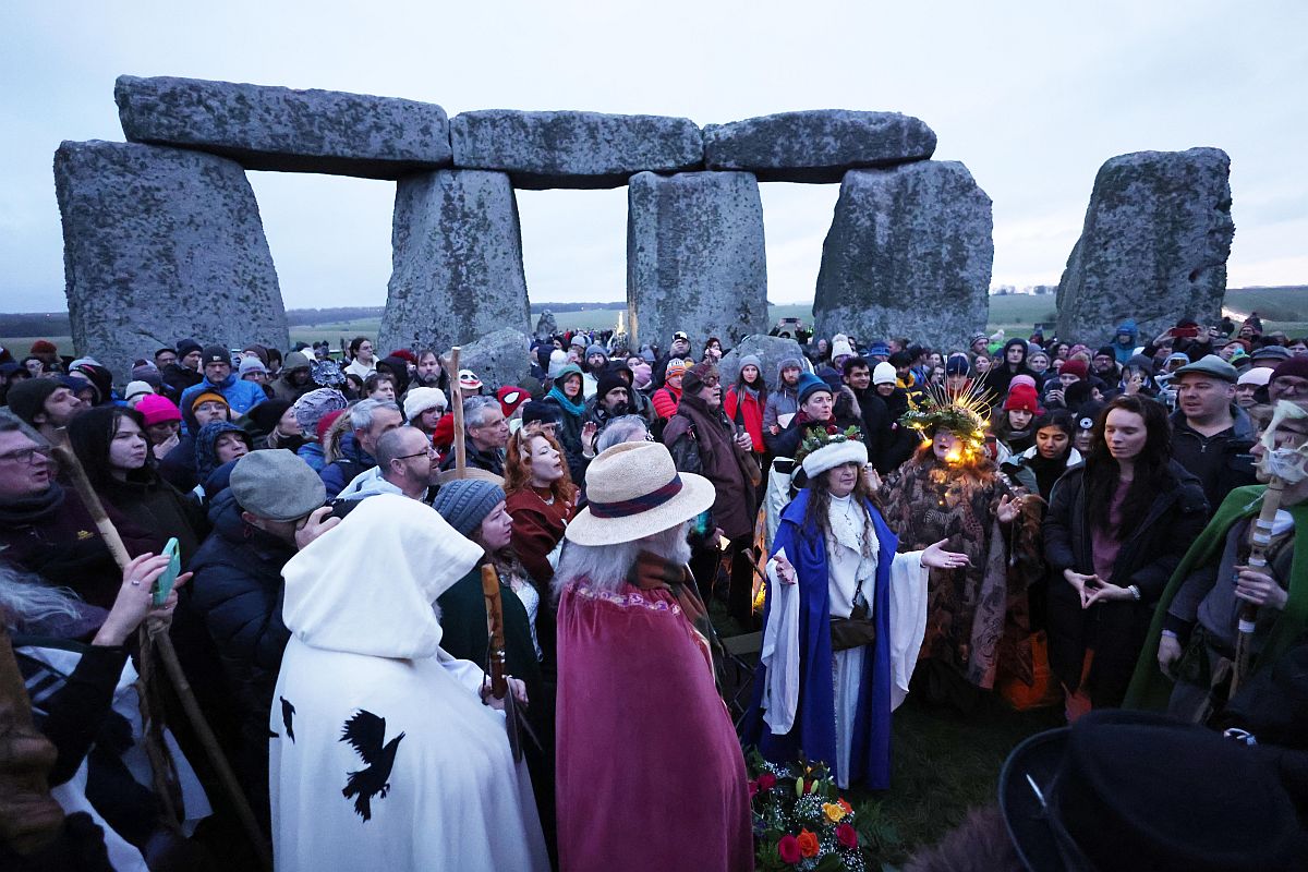 A téli napfordulót ünneplik az angliai Stonehenge-nél, Amesbury közelében 2023. december 22-én.