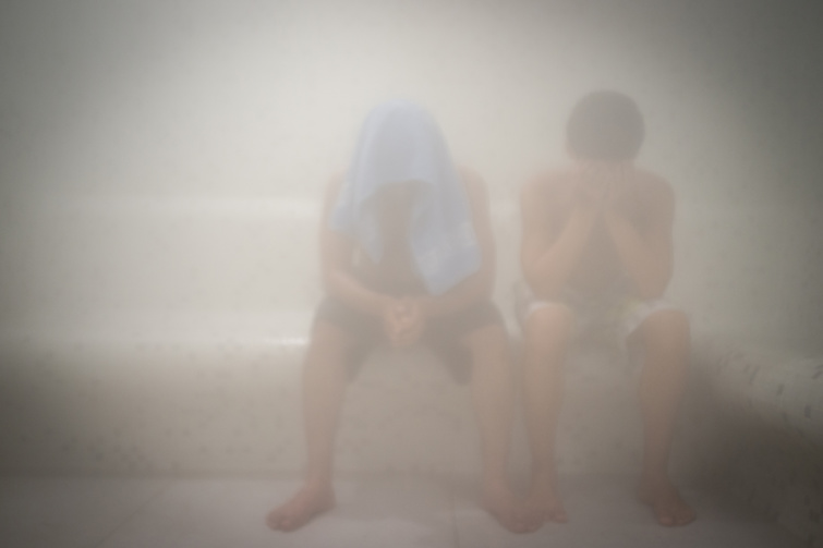Boys enjoying the steam - Startlap Utazás Férfiak egy gőzkabinban