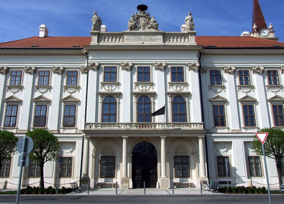 Szombathely, Püspöki palota késő barokk, copf stílusú épülete a belvárosban