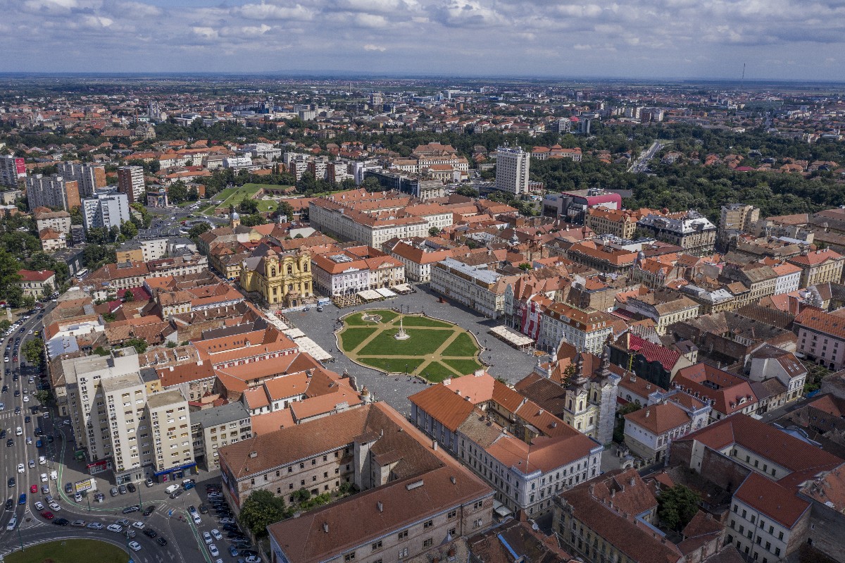 A temesvári Unirii tér (az egykori Losonczy tér), elõtérben a szerb ortodox székesegyház és a püspöki palota, a tér túlsó oldalán a Szent György-székesegyház (Dóm).