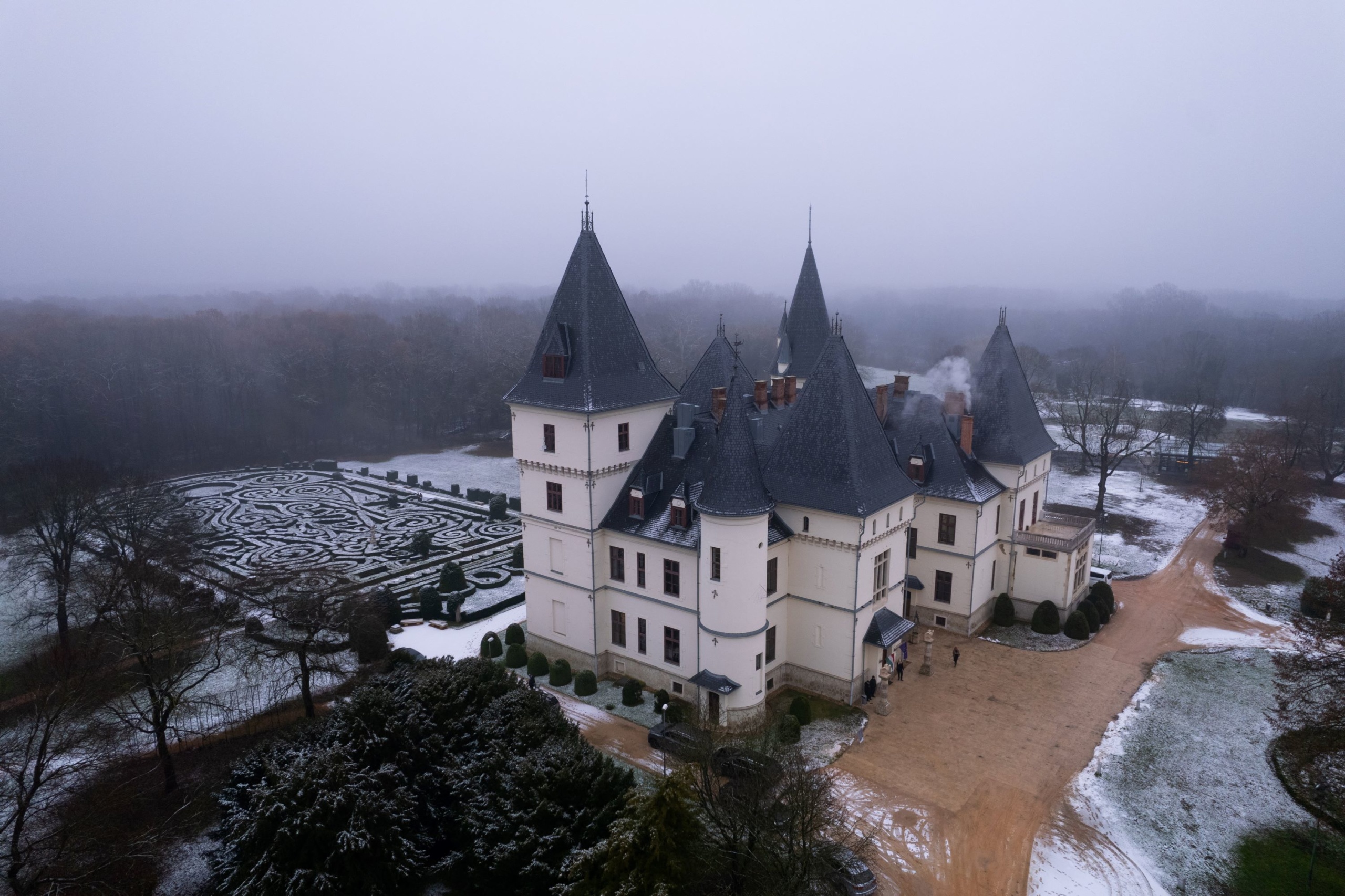A drónnal készült felvételen a felújított tiszadobi Andrássy-kastély.