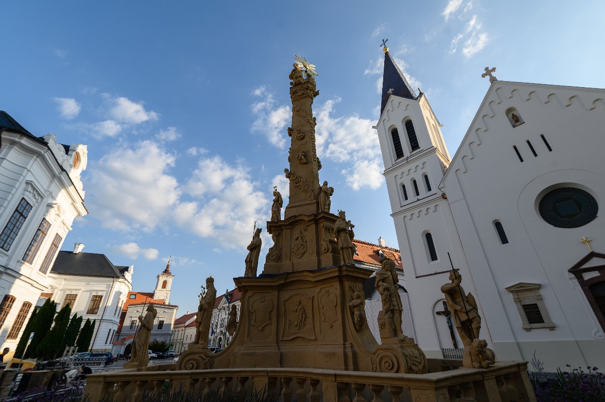 Szentháromság szobor (k) és Szent István király (ferences) templom (j) a veszprémi várban
