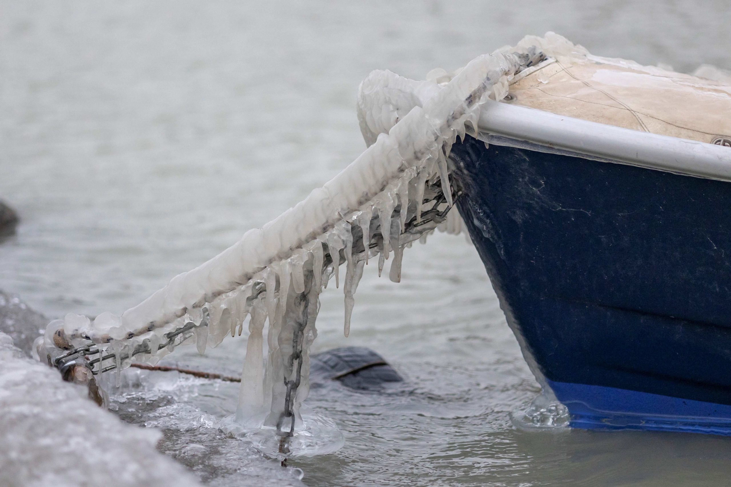 Jég borít egy csónakot a Balaton partján Fonyódnál