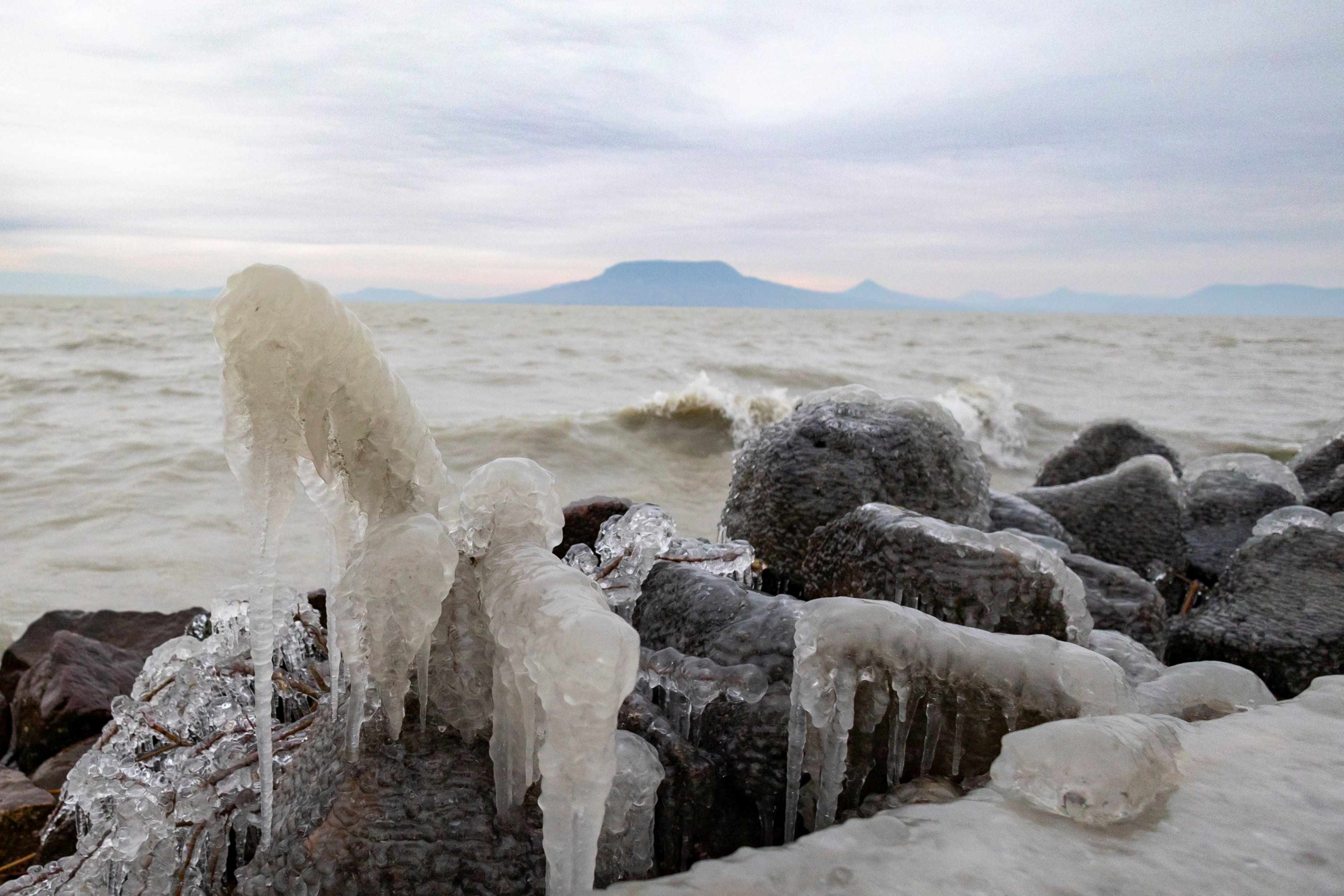 Jég borítja a Balaton partját Fonyódnál