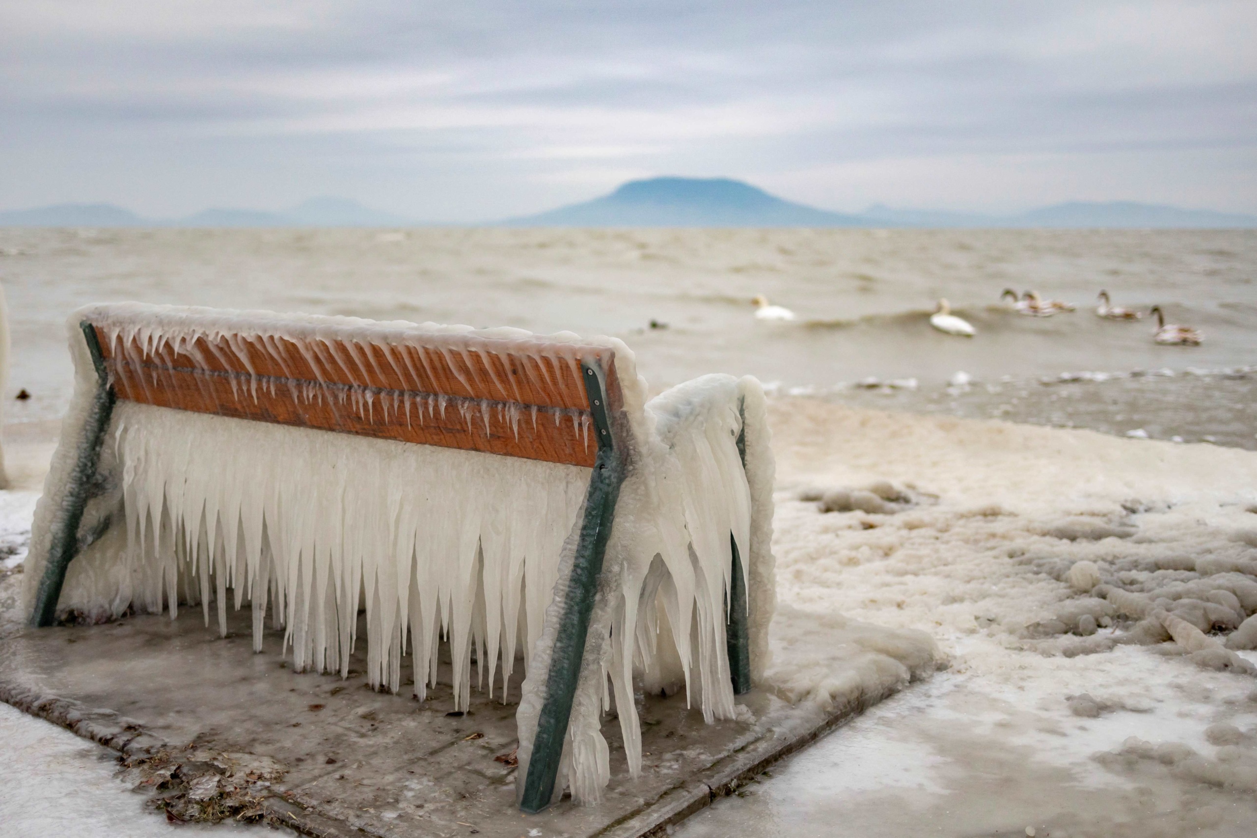 Jég borít egy padot a Balaton partján, a balatonfenyvesi szabadstrandon