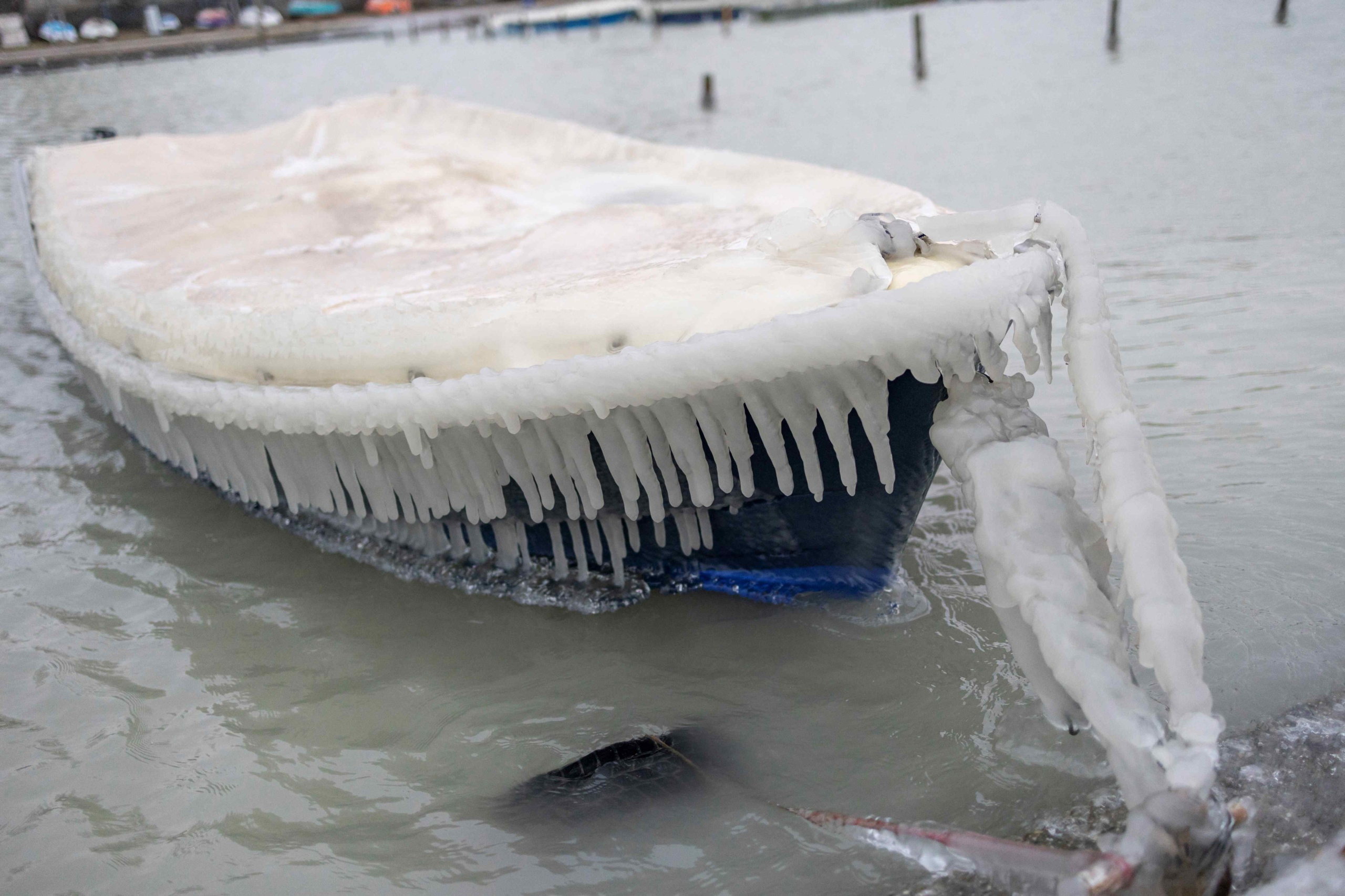 Jég borít egy csónakot a Balaton partján Fonyódnál