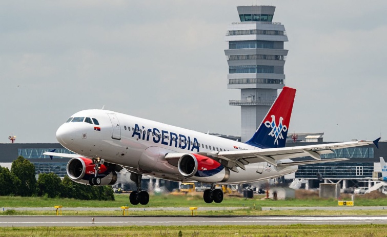 Az Air Serbia felszálló repülőgépe a belgrádi Nocola Tesla repülőtérről.
