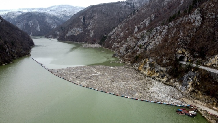Szemét Bosznia Drina-folyójában