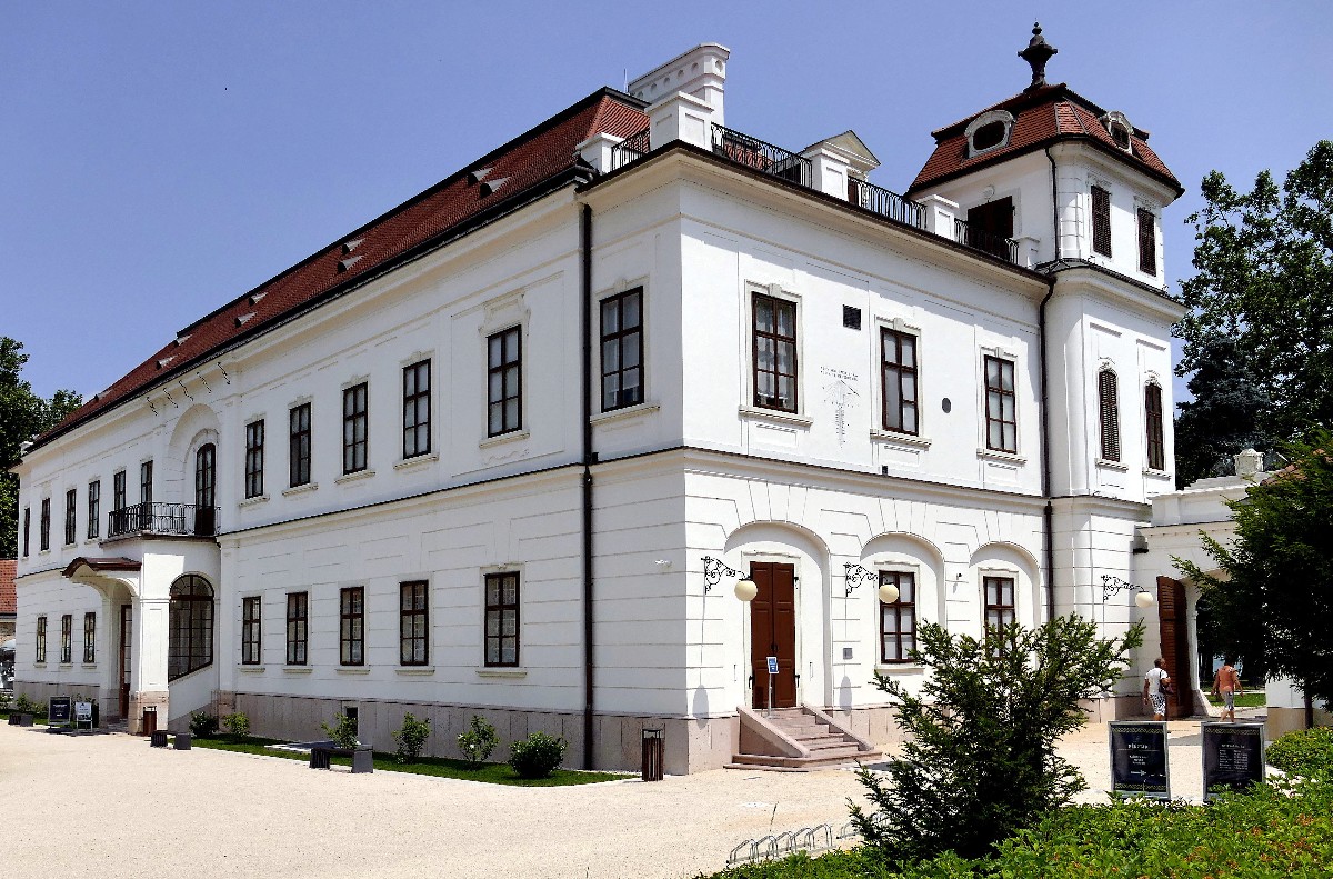 A tatai Esterházy-kastély fõépülete az Öreg tó partján.