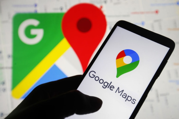 A Google Térkép alkalmazása egy mobiltelefonon