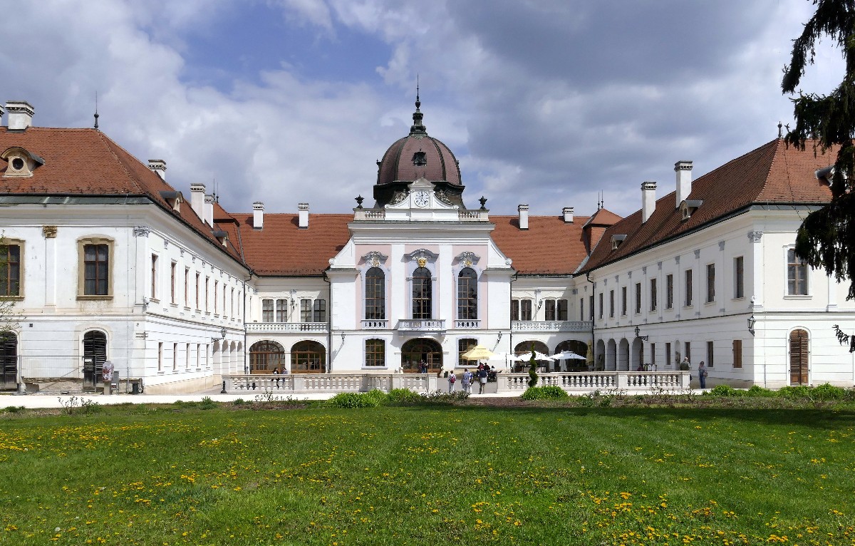 A Grassalkovich-kastély (másként a Gödöllõi Királyi Kastély) felújított és az elmúlt csaknem három évtized során látogatott turista centrummá fejlődött épülete