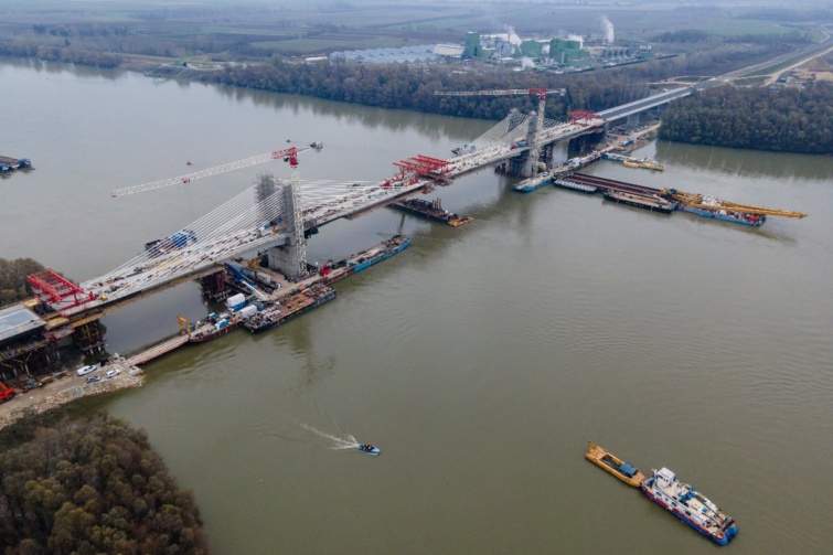 A drónnal készült felvételen a Kalocsa és Paks között épülő új Duna-híd a Bács-Kiskun vármegyei Foktőnél 2023. december 5-én.