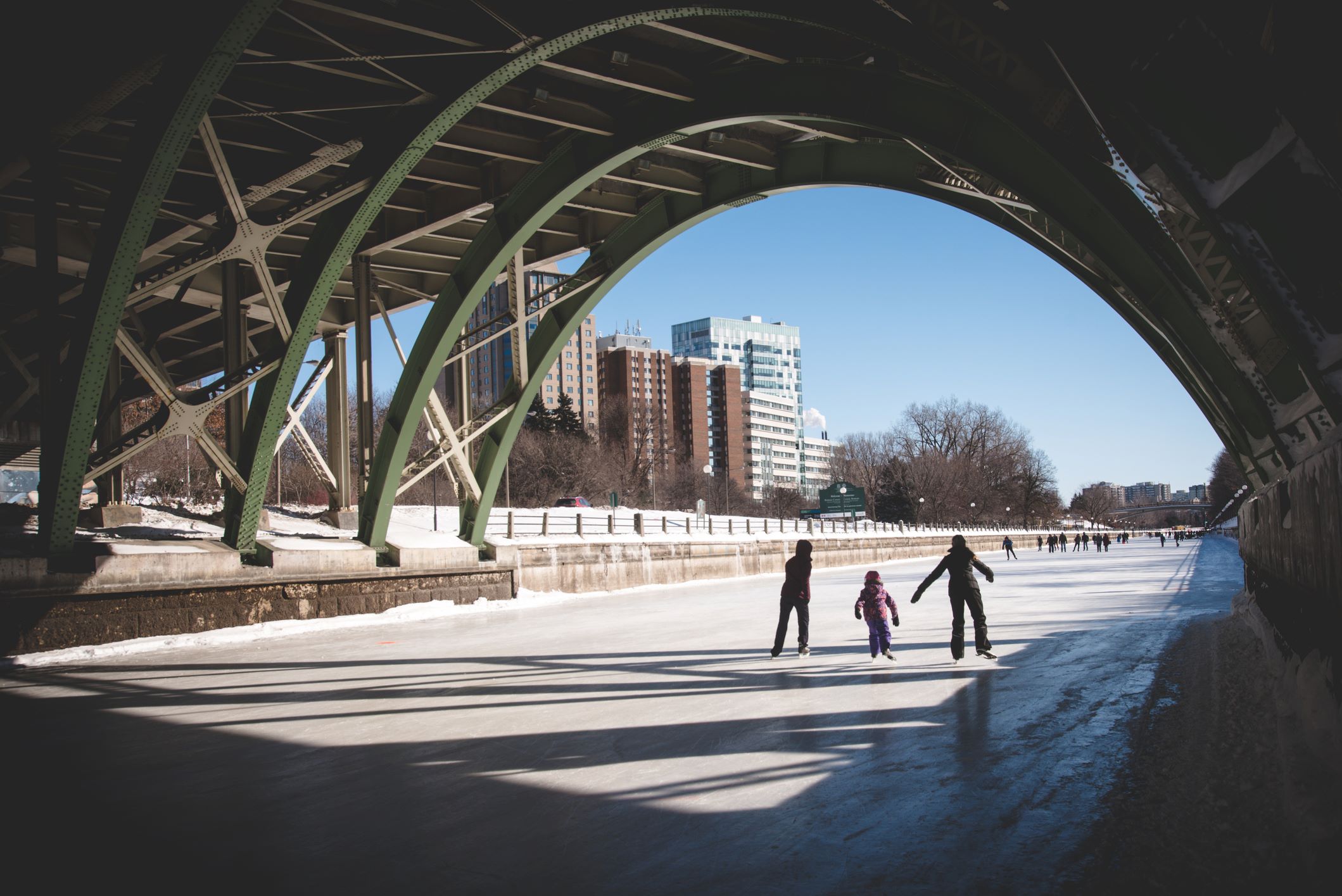 Korcsolyázó család egy híd alatt Ottawában