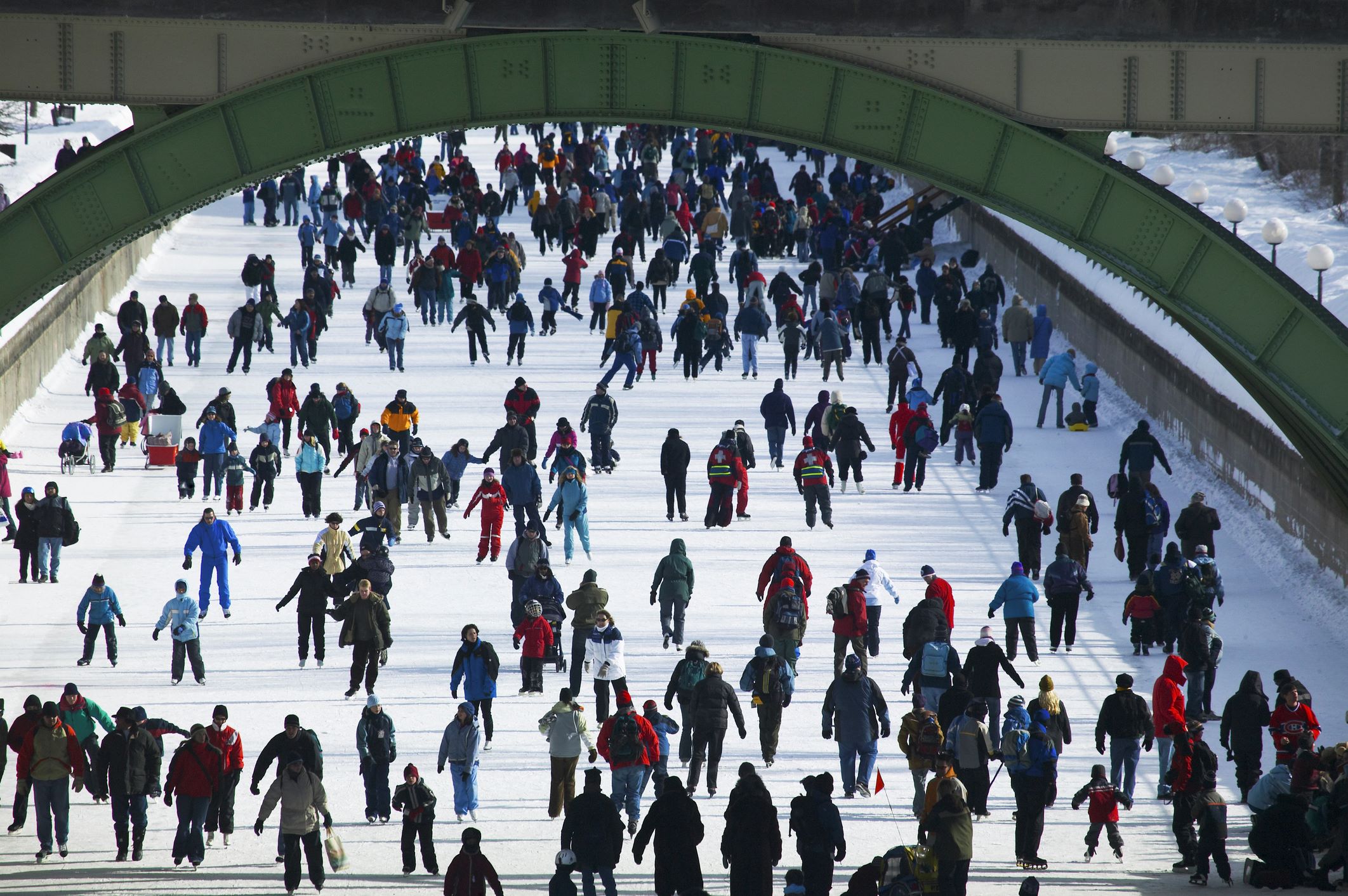 Tömegek a világ legnagyobb korcsolyapályáján