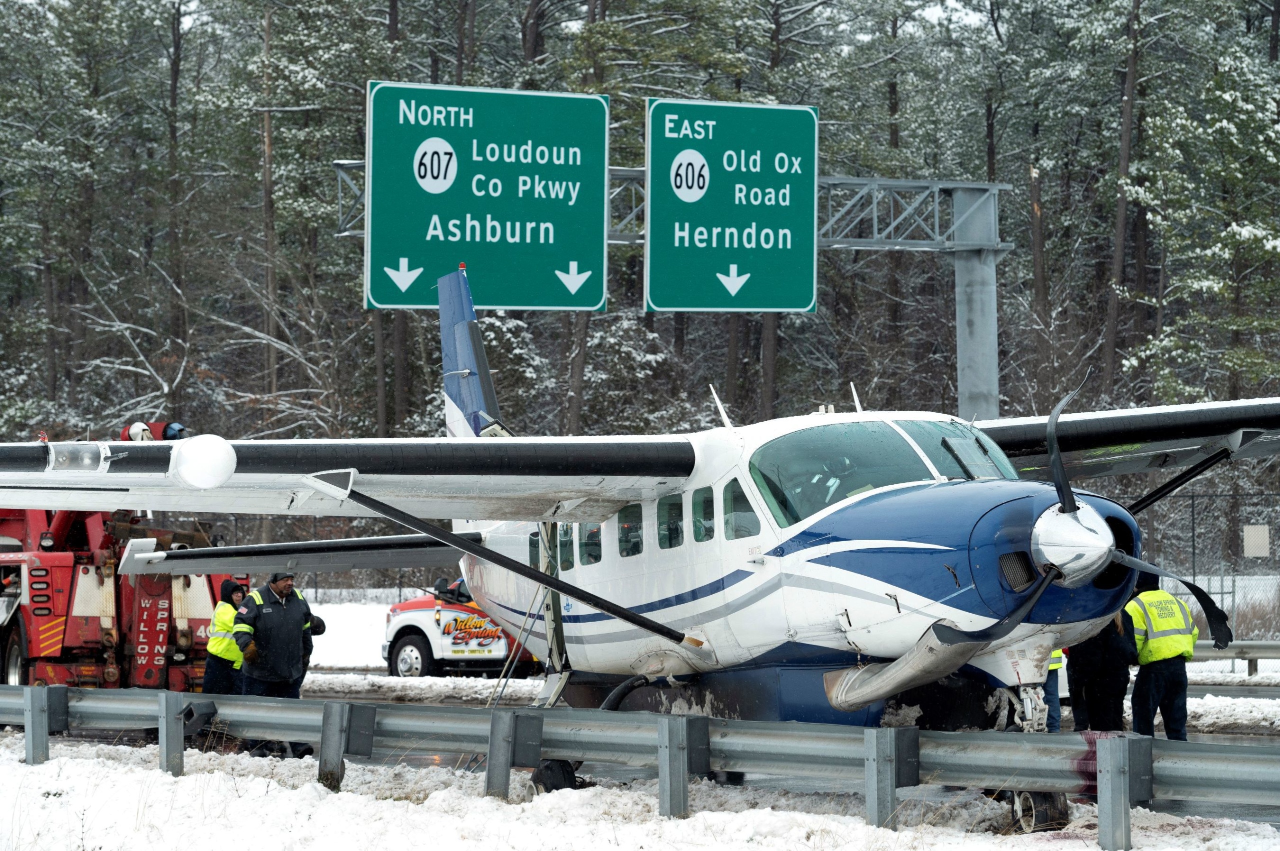 A Southern Airways Express légitársaság Cessna 208 Caravan típusú kisrepülőgépe, miután kényszerleszállást hajtott végre az autópályán a Virginia állambeli Dulles közelében