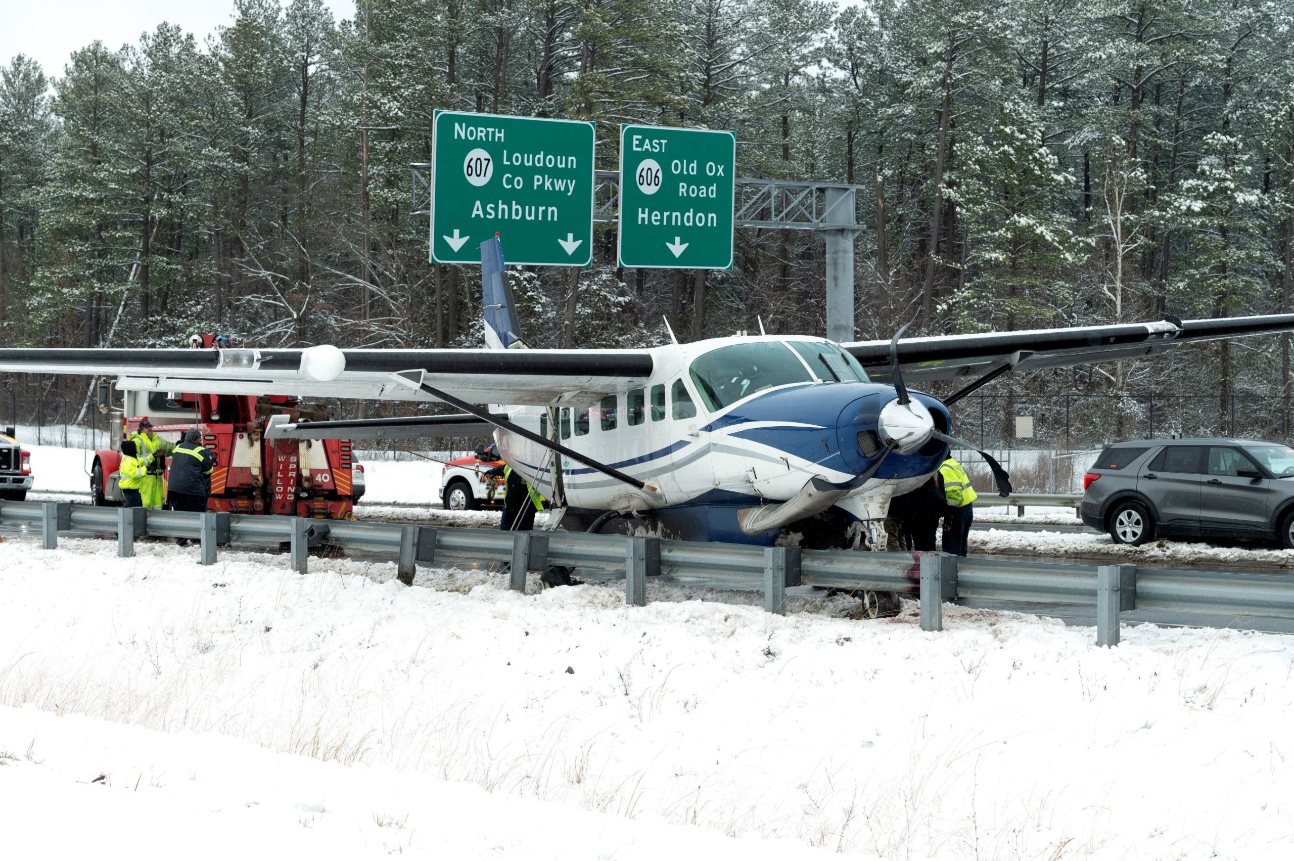 A Southern Airways Express légitársaság Cessna 208 Caravan típusú kisrepülőgépe, miután kényszerleszállást hajtott végre az autópályán a Virginia állambeli Dulles közelében