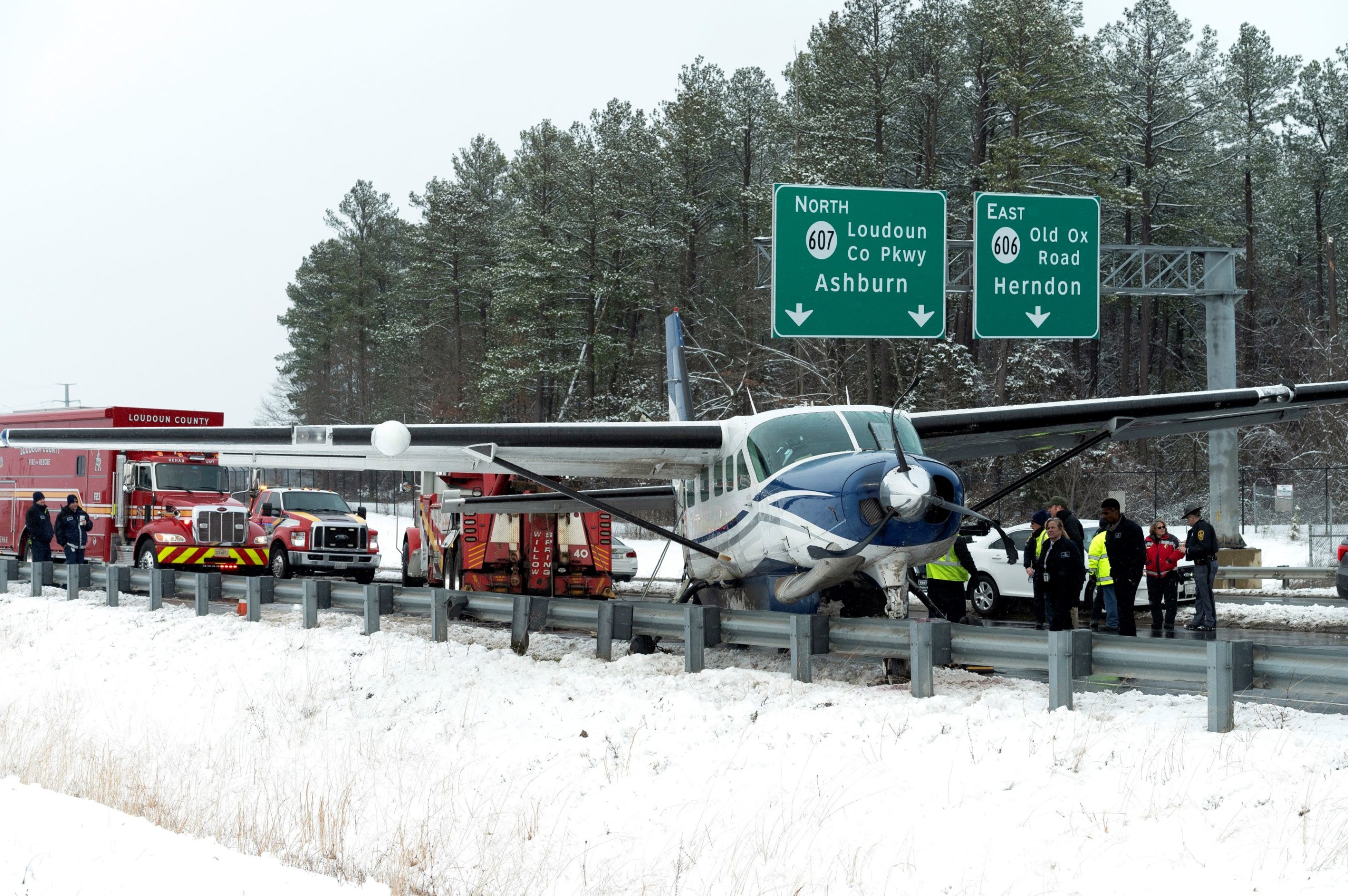 A Southern Airways Express légitársaság Cessna 208 Caravan típusú kisrepülőgépe, miután kényszerleszállást hajtott végre az autópályán a Virginia állambeli Dulles közelében