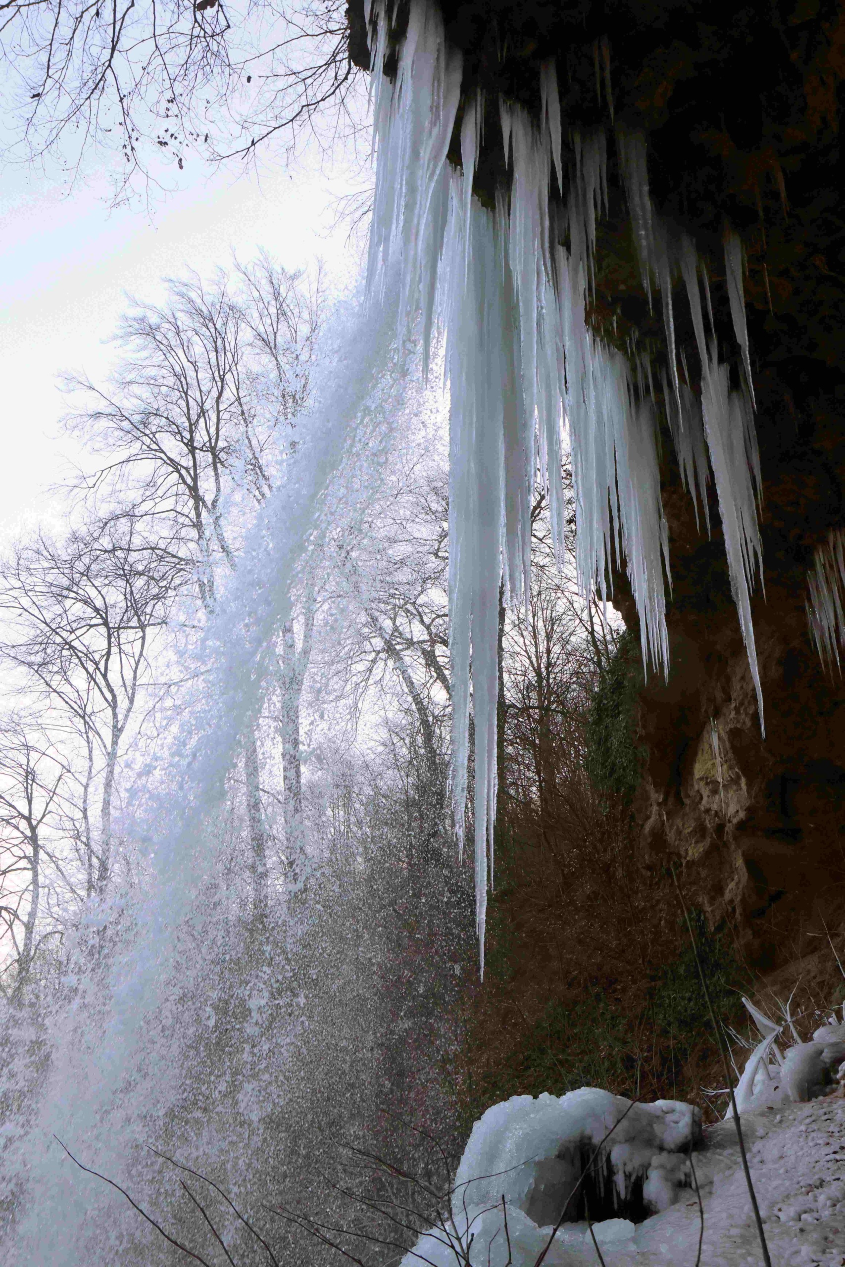 Jégcsapok a részben megfagyott lillafüredi vízesésnél