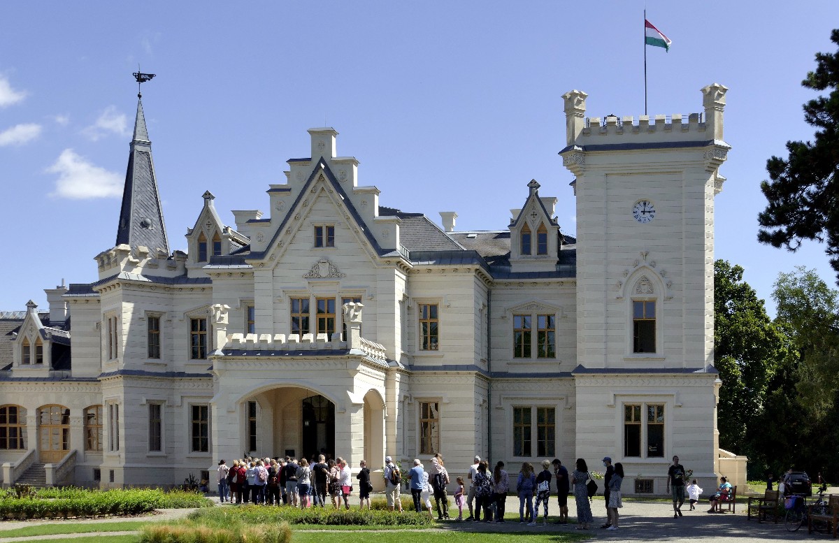 A Nádasdy-kastély 1873-1876 között épült romantikus-angol gótikus, Tudor-stílusban, Linchbauer István mûépítész tervei alapján.