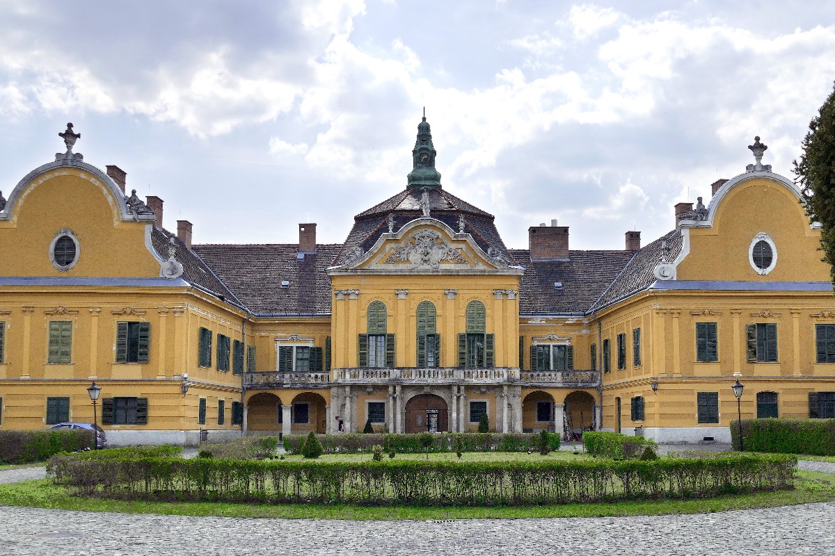 A Száraz-Rudnyánszky-kastély barokk műemlék épülete a főváros 22. kerületében, Nagytétény városrész Kastélyparkjában.