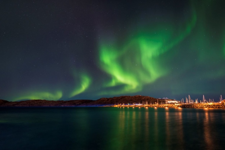Északi fény Bodø kikötője felett.